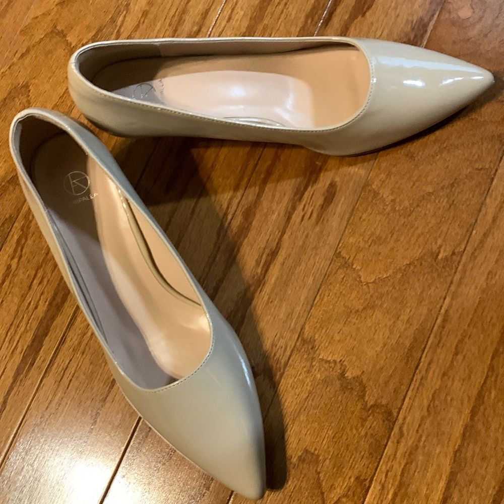 Oripalla Size 7.5 low mini heels cream patent leather